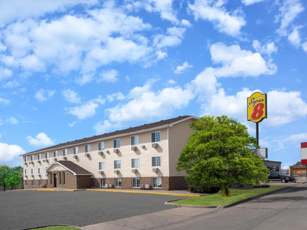 Super 8 By Wyndham Clinton Hotel Eksteriør billede