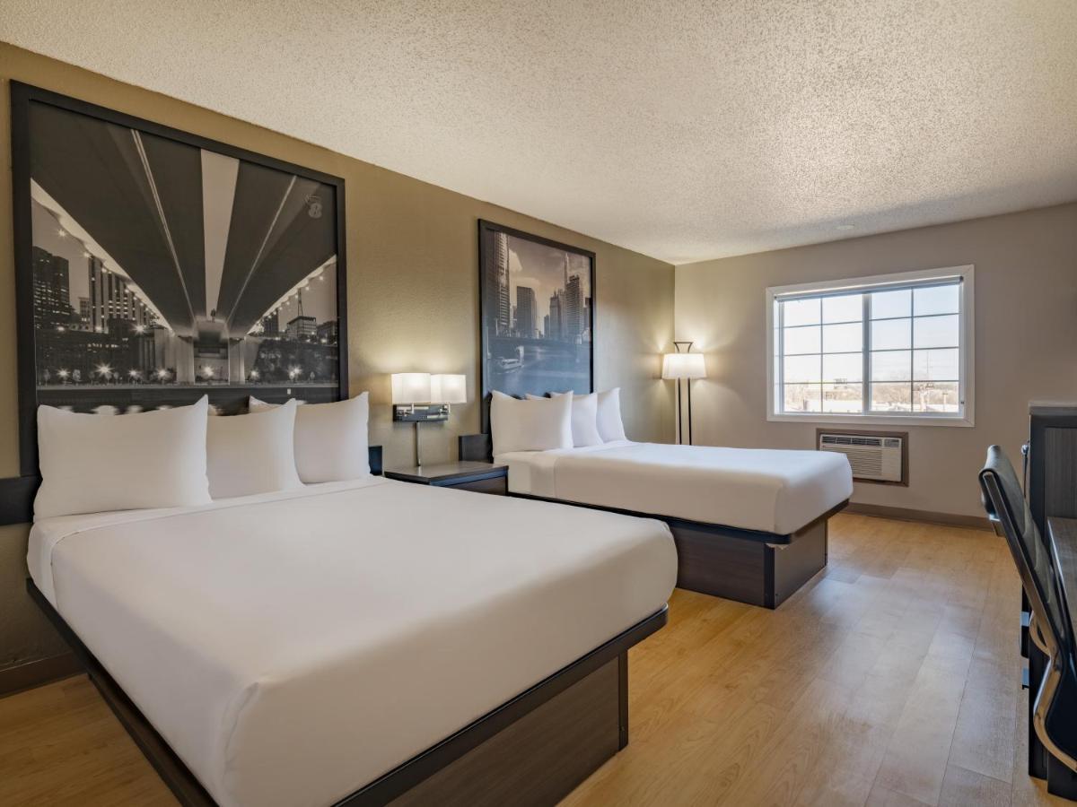 Super 8 By Wyndham Clinton Hotel Eksteriør billede