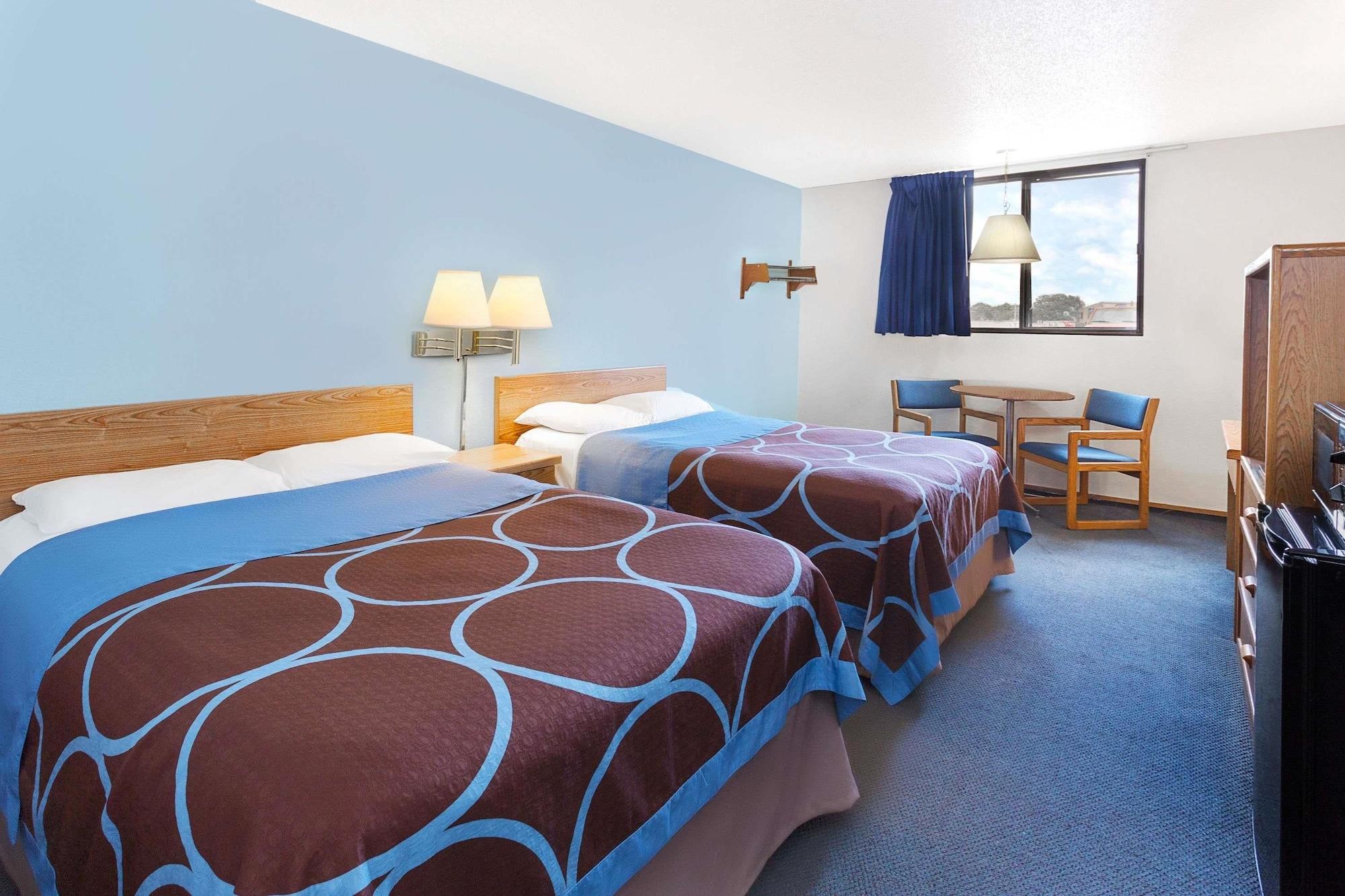 Super 8 By Wyndham Clinton Hotel Eksteriør billede