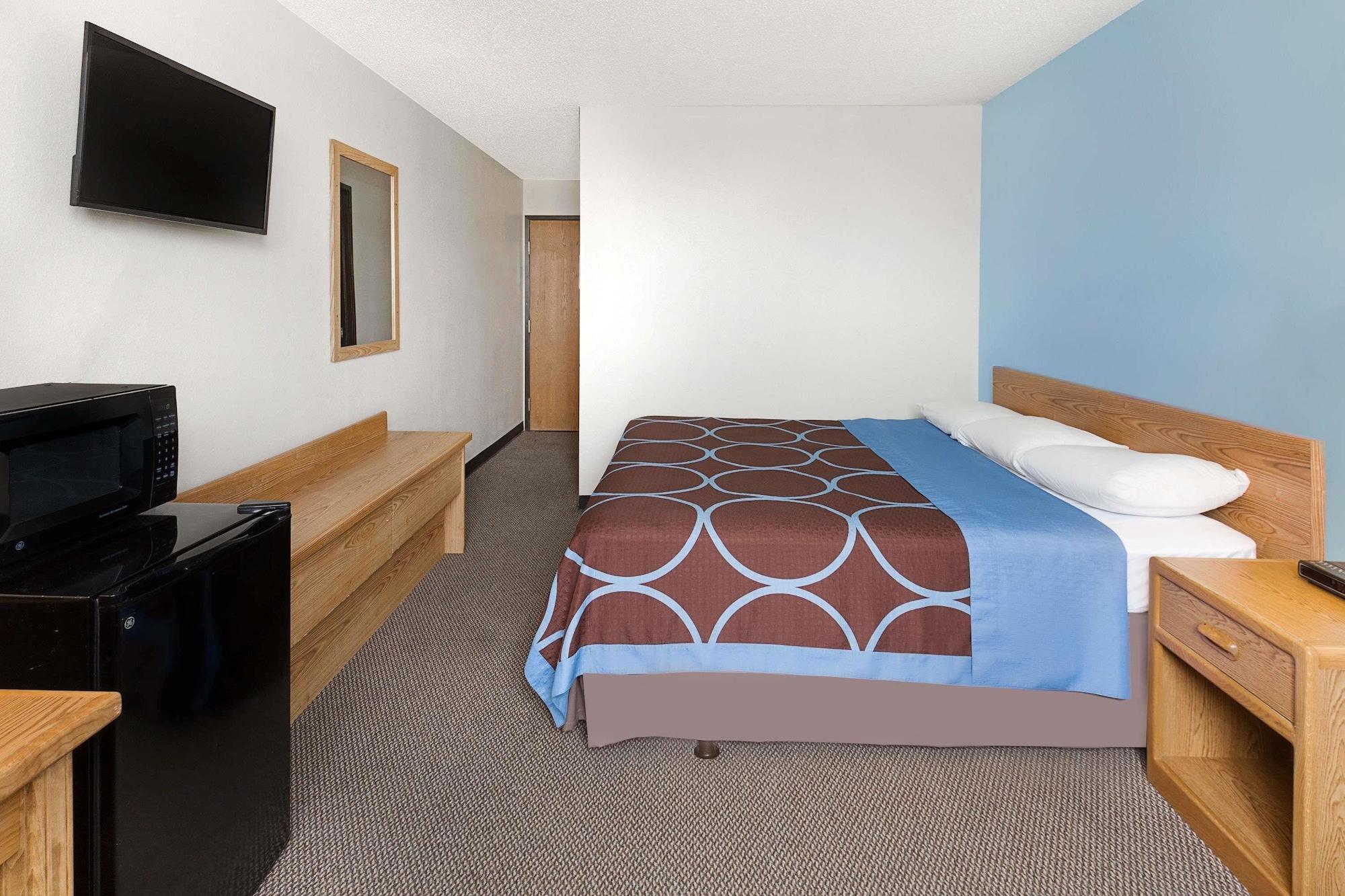 Super 8 By Wyndham Clinton Hotel Eksteriør billede