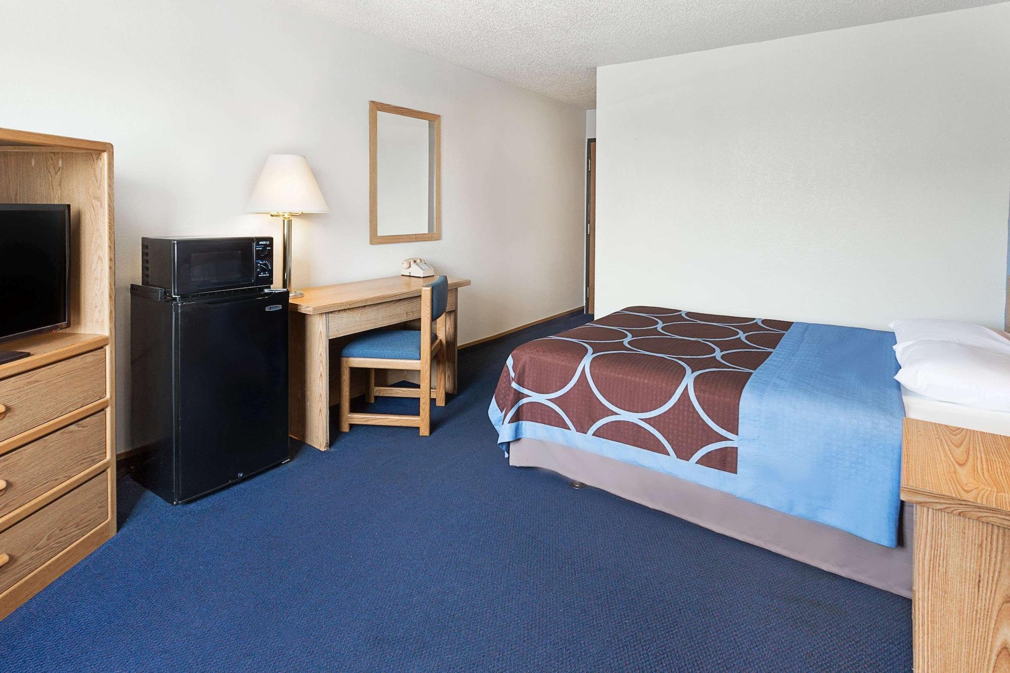 Super 8 By Wyndham Clinton Hotel Eksteriør billede