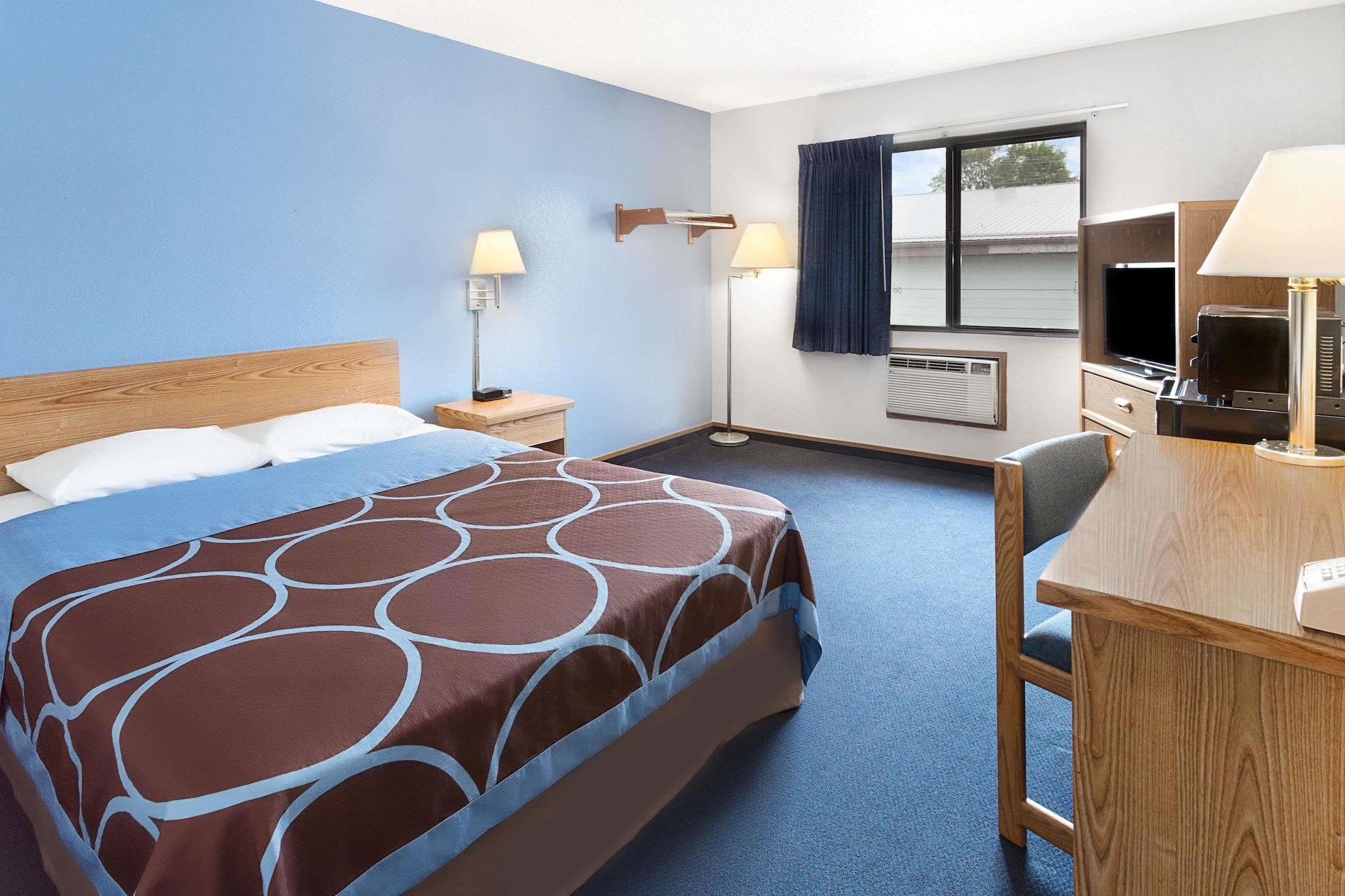 Super 8 By Wyndham Clinton Hotel Eksteriør billede