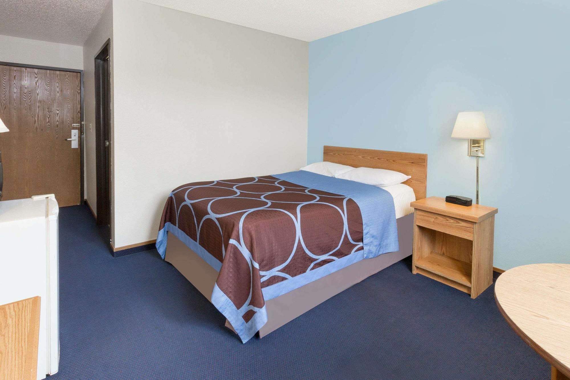 Super 8 By Wyndham Clinton Hotel Eksteriør billede