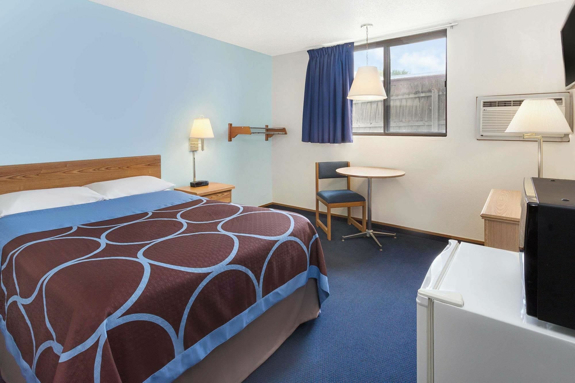 Super 8 By Wyndham Clinton Hotel Eksteriør billede
